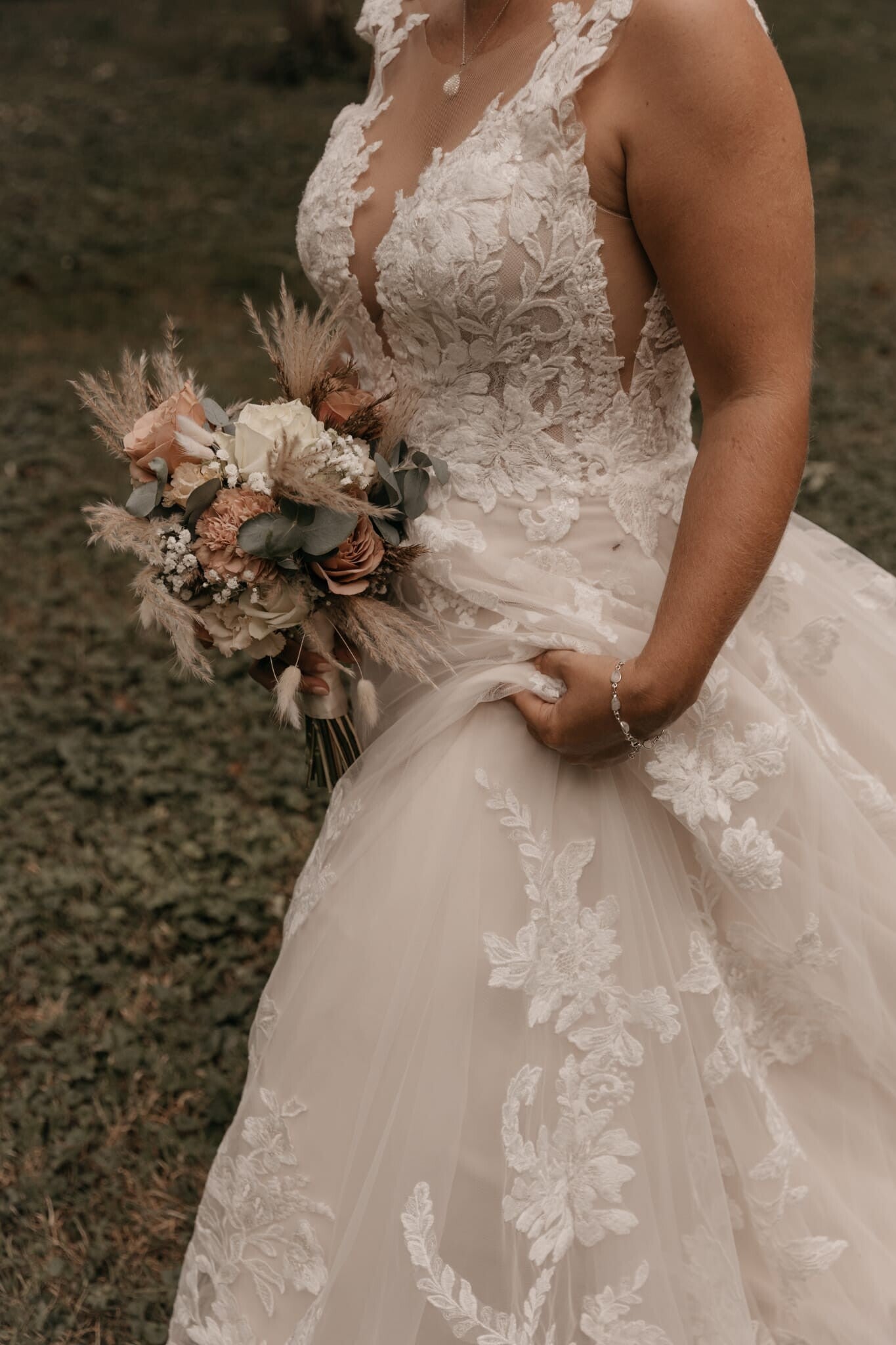 Trouwboeket met jurk Linda's Bloemdecoratie