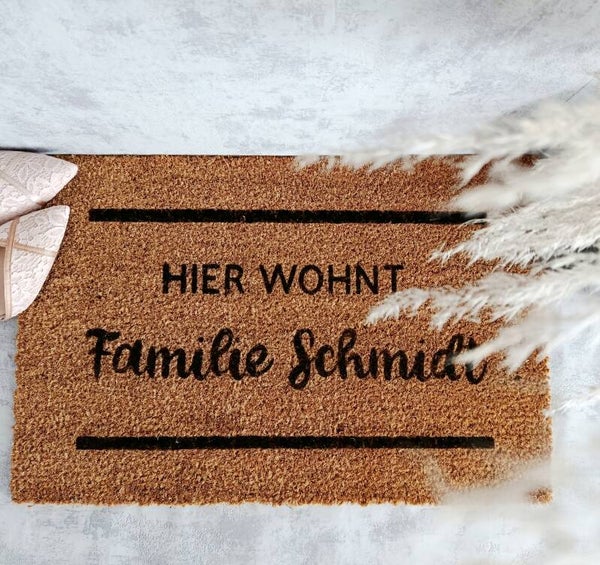 Personalisierbarer Fussmatte Familie Schmidt Hier wohnt Familie (Ihr Name) Kokosmatte mit Wunschtext Einweihungsgeschenk Haustuermatte