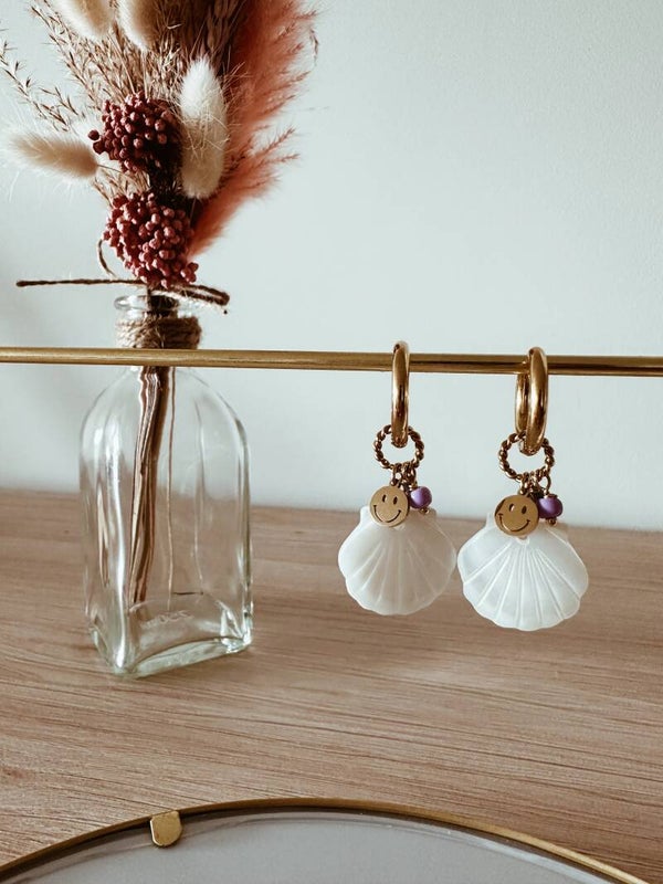 Oorbellen | parelmoer schelpjes met gekleurde parels en smileys - goud