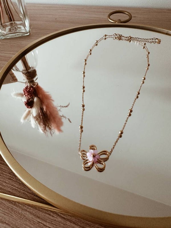 Ketting | bloemetje met lila steentjes - goud