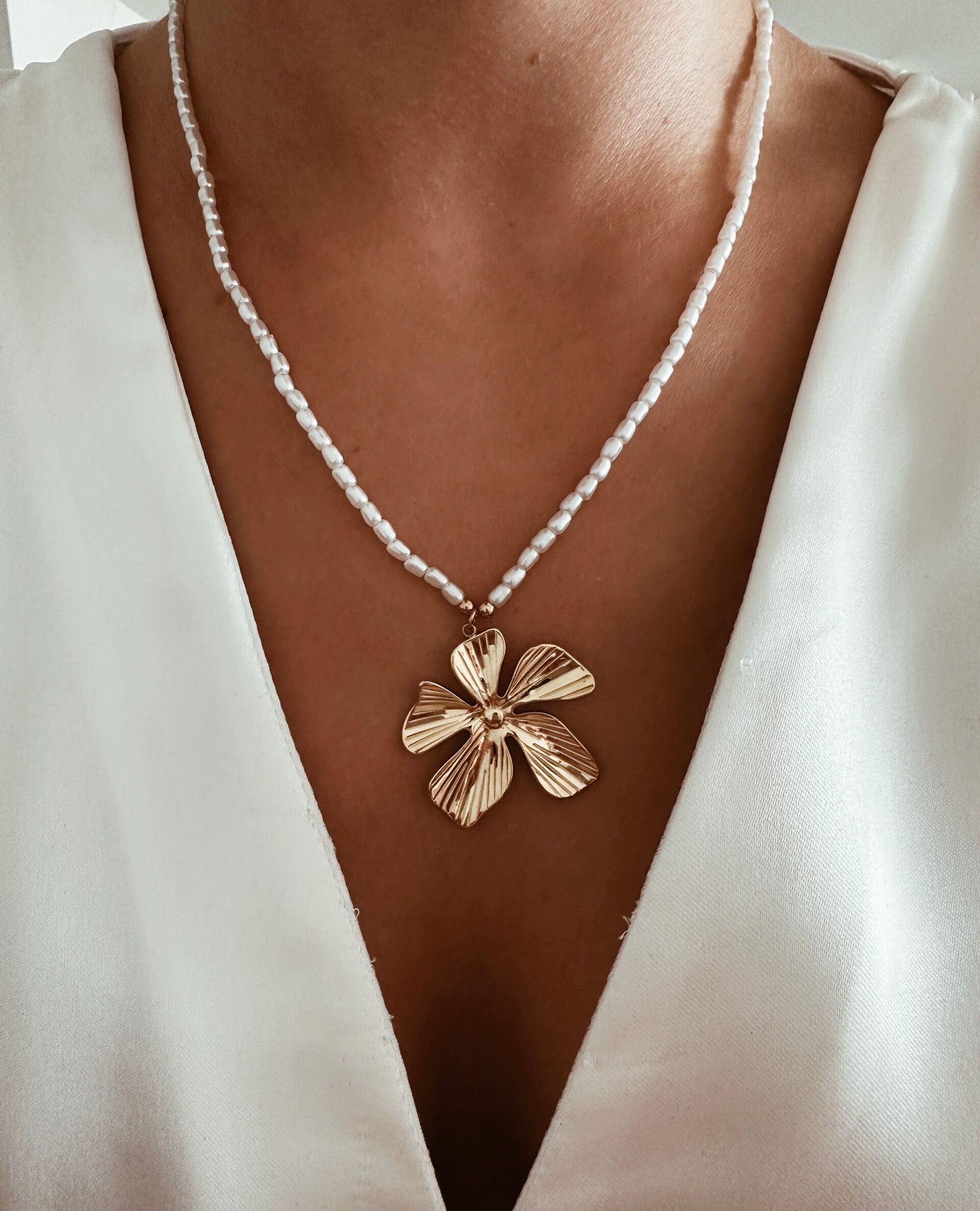 Ketting | iconische bloem met parelmoer schakels - goud