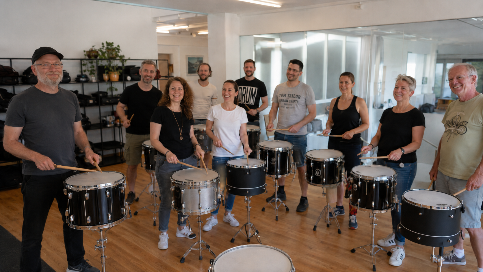 Lachende deelnemers tijdens een trommelworkshop van Olaf Fase