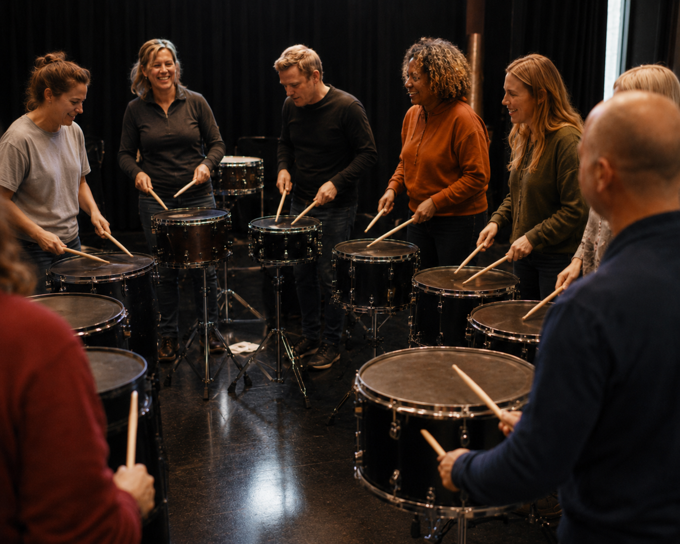 Team tijdens een trommelworkshop van Olaf Fase