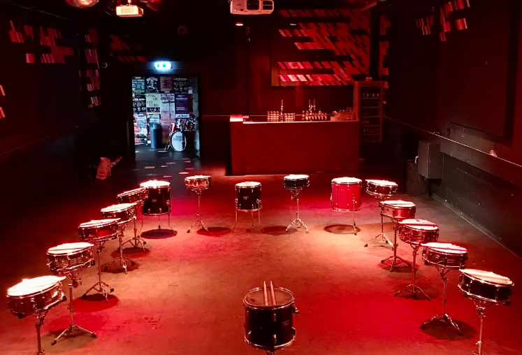 trommels in een zaal