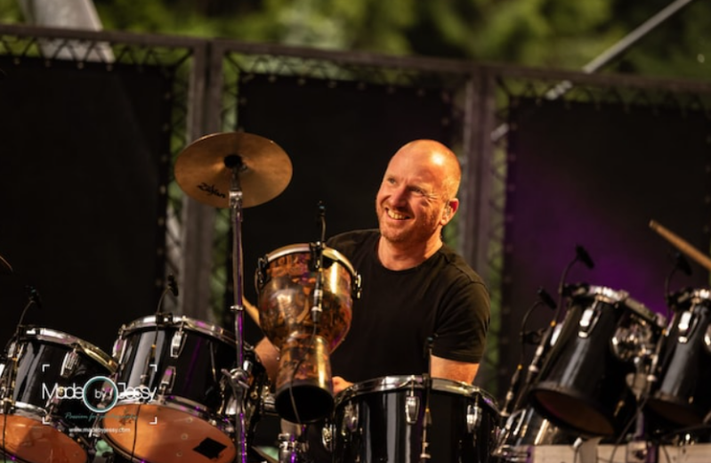 olaf achter zijn drumstel