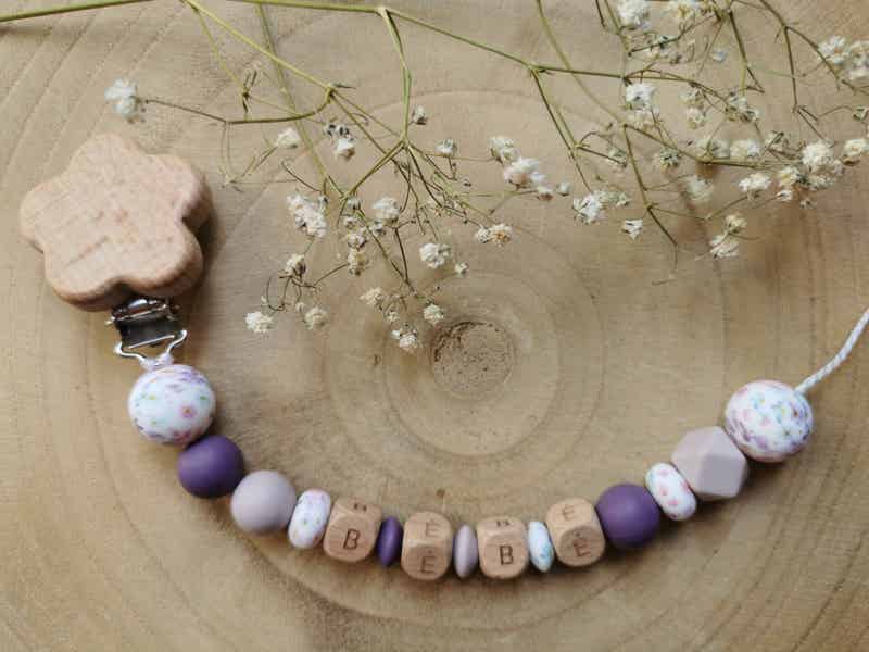 • Attache tétine avec Perles Spéciales Fleurs •