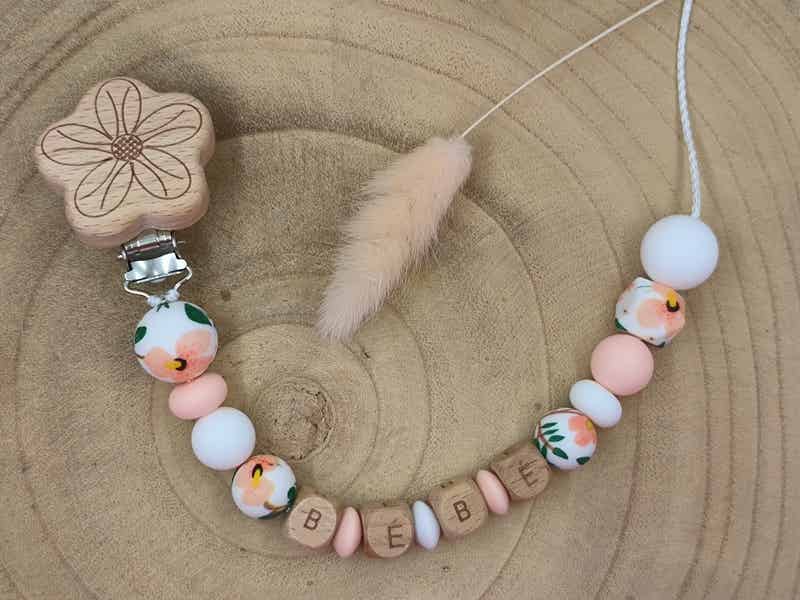 • Attache tétine avec Perles Spéciales Fleurs •