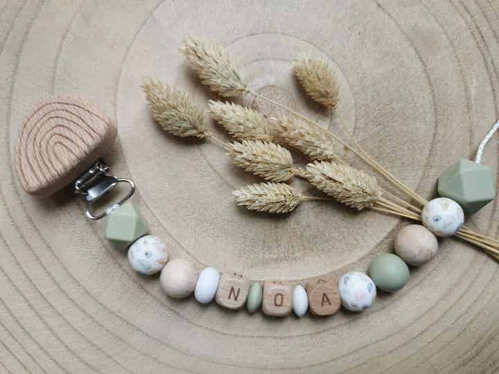 • Attache tétine avec Perles Spéciales Arc-en-Ciel •