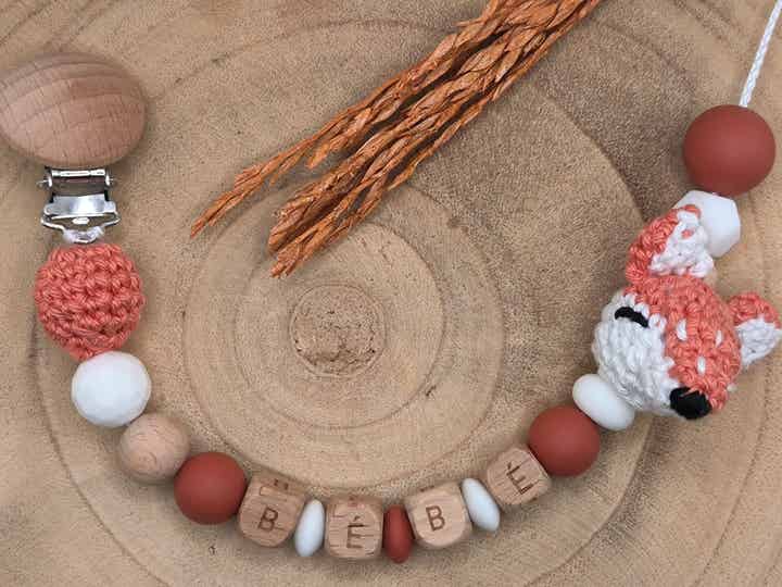 • Attache-tétine Renard en Crochet •