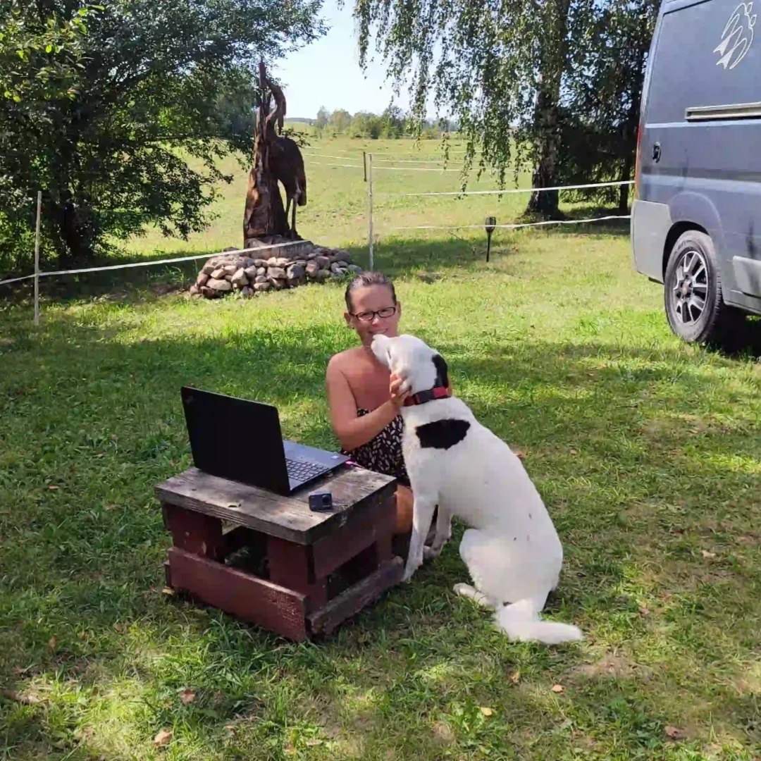 Annica Keichel arbeitet zufrieden am Laptop nachdem Lösung für Gewerbe ohne festen Wohnsitz gefunden wurde