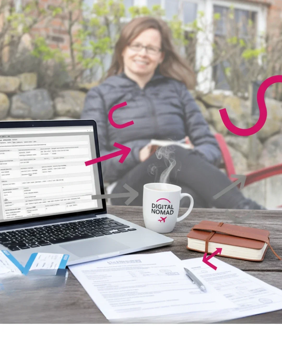 Laptop, Reisepass und Kaffeetasse auf Tisch symbolisieren digitales Nomadentum und mobiles Arbeiten in Deutschland
