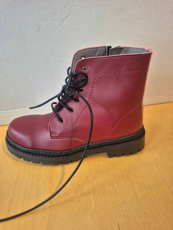 Boots in Rot Gr. 35