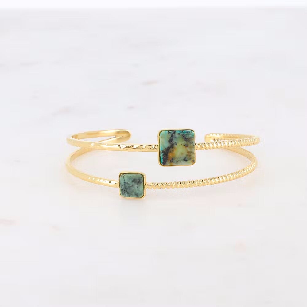 Gouden armband met groene stenen