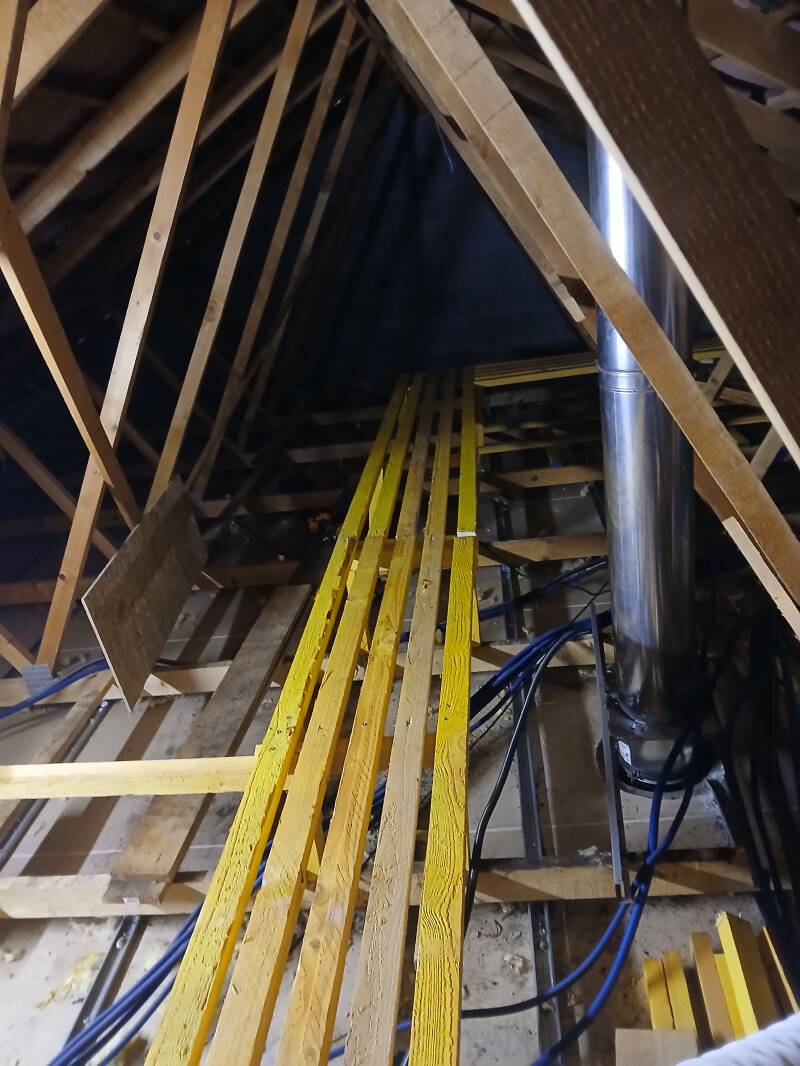 Chemin d'accès qui permet après le soufflage de l'isolant en vrac de pouvoir circuler dans les combles (VMC ,conduit de cheminée, ou entretien divers) 