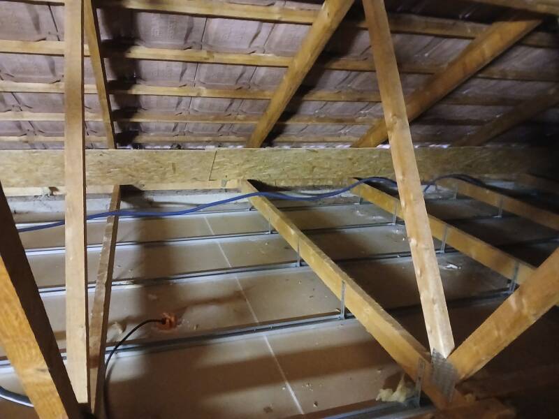 Les déflecteurs qui servent a proteger l'isolant du contact des tuiles, et de conserver la ventilation dans la partie basse du toit