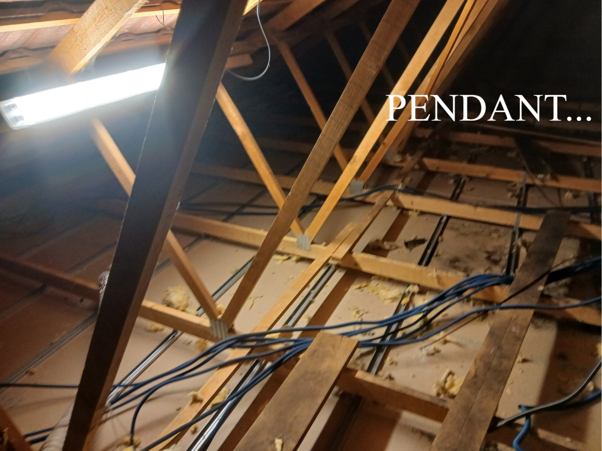 Dépose de l'ancienne isolation en vue de la remplacer par un soufflage de ouate de cellulose en vrac.