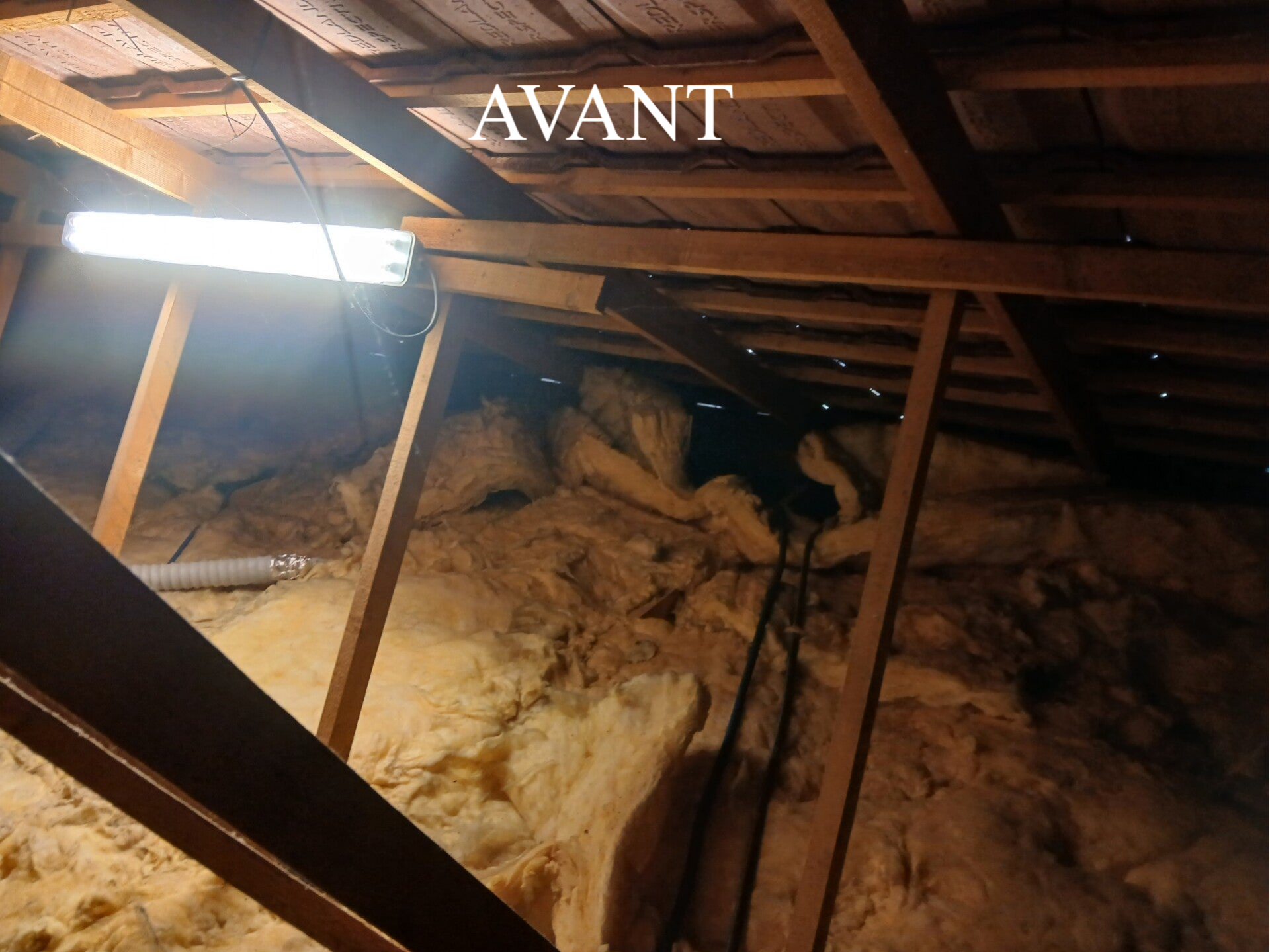 Cette image illustre bien l'ancien isolant mal posé et veillissant.