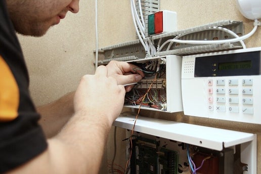 Un technicien alarme intrusion réalise des actions de maintenance et d'installation des centrales d'alarmes.