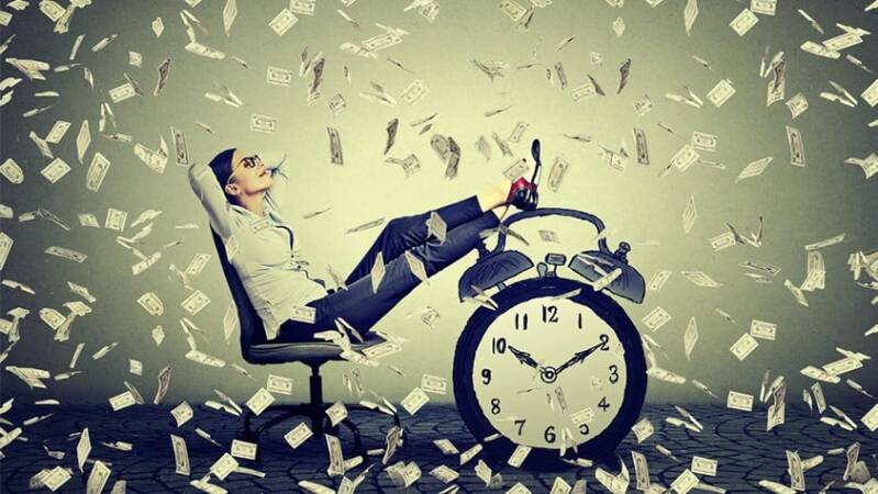 Une femme assise, observant une horloge et des billets de banque qui tombent du plafond.