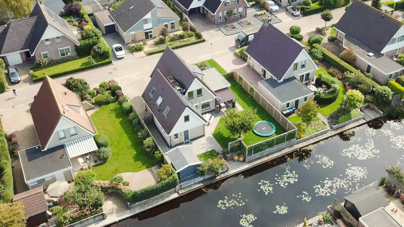 Drone foto van een woning in oudehaske dat te koop staat
