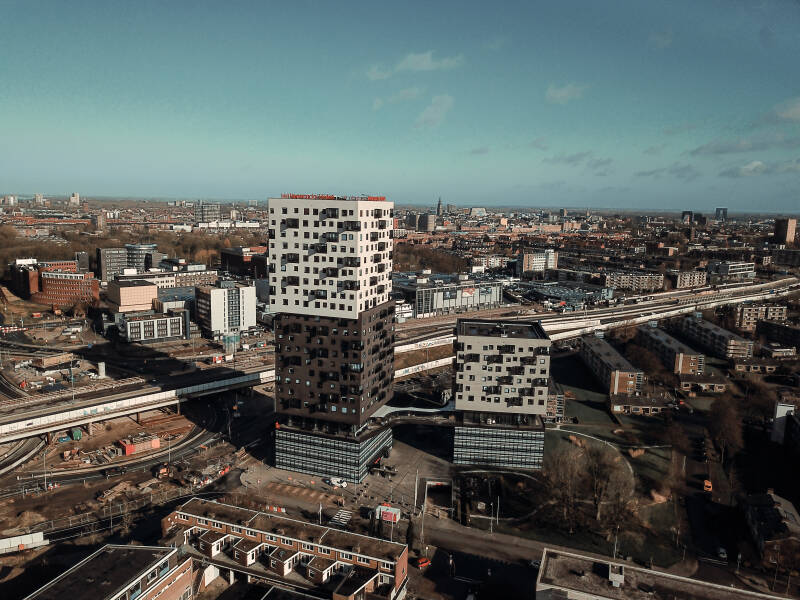 Drone foto van een hotel in groningen