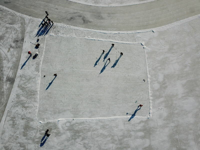 Hoogtefoto met de drone van schaatsbaan thialf in heerenveen