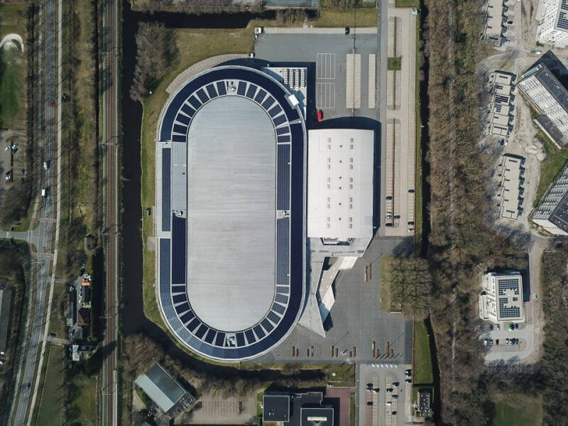 Hoogtefoto met de drone van schaatsbaan thialf in heerenveen