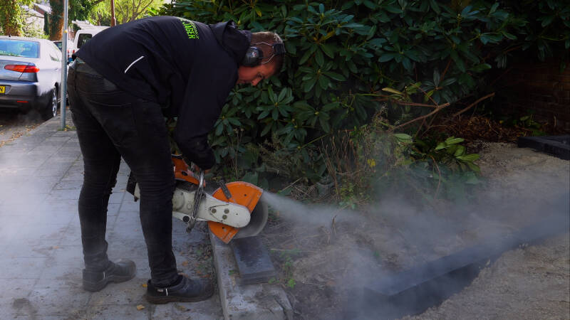 Hovenier aan het werk, voor een promo video