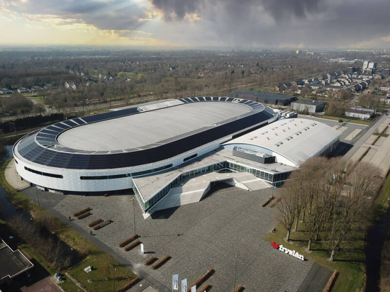 Hoogtefoto met de drone van schaatsbaan thialf in heerenveen