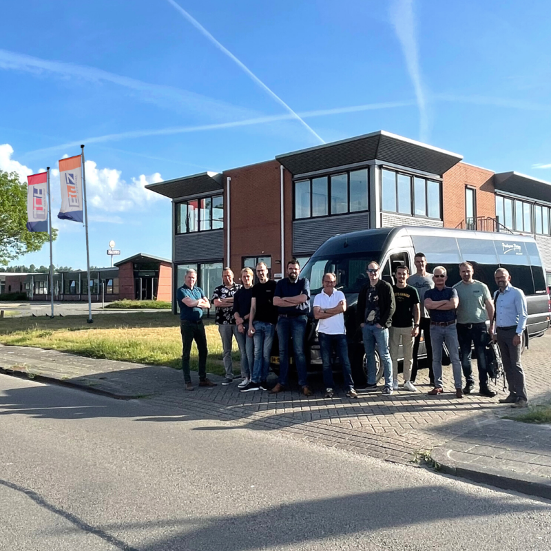 De mannen van EWZ en TCH voor het pand in Heerenveen
