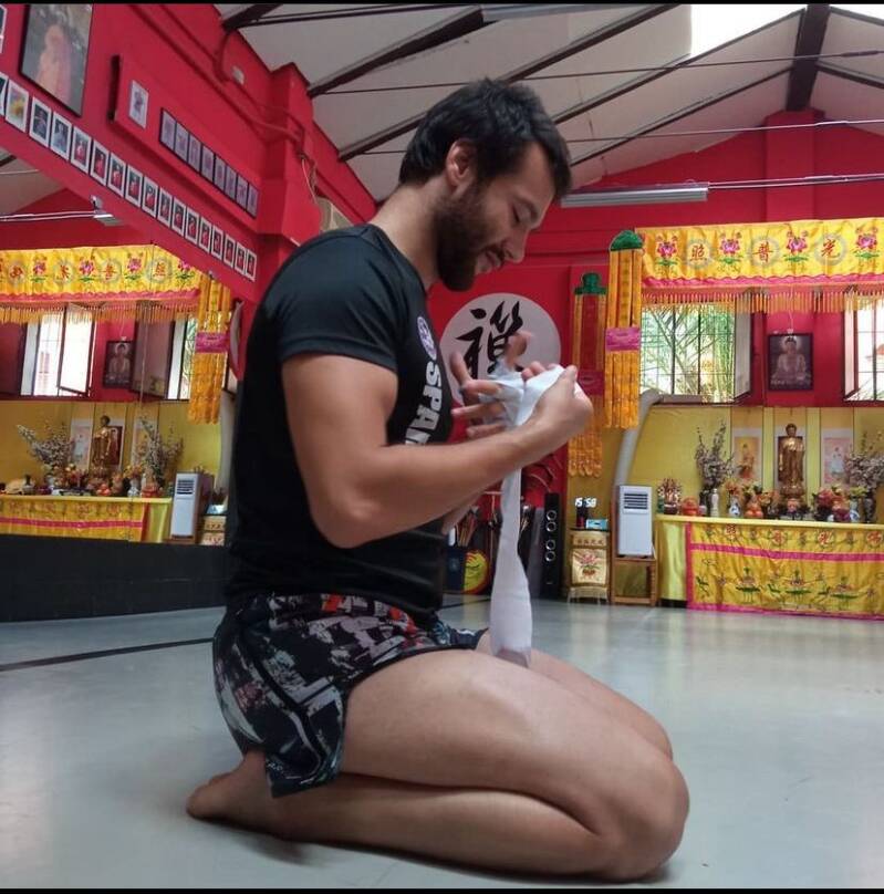 practicante de sanda preparándose para el sparring. artes marciales.