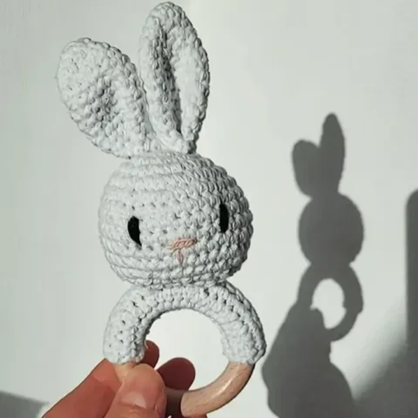 Hochet lapin blanc en crochet