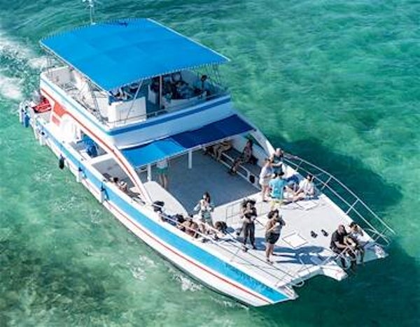 Catamaran Party Boat coon Snorkel, Barra libre y Snacks