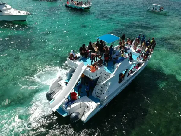 Catamarán Party Boat – Experiencia VIP en el Caribe