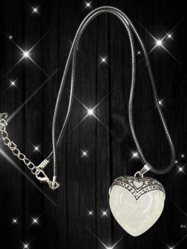 collier avec pendentif en forme de cœur cristal de roche