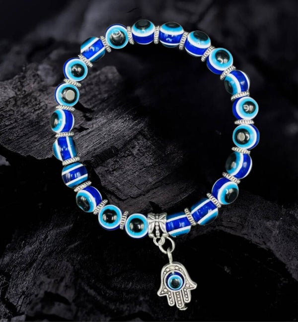 Bracelet main de fatma destiné à se protéger de la malédiction du mauvais œil.