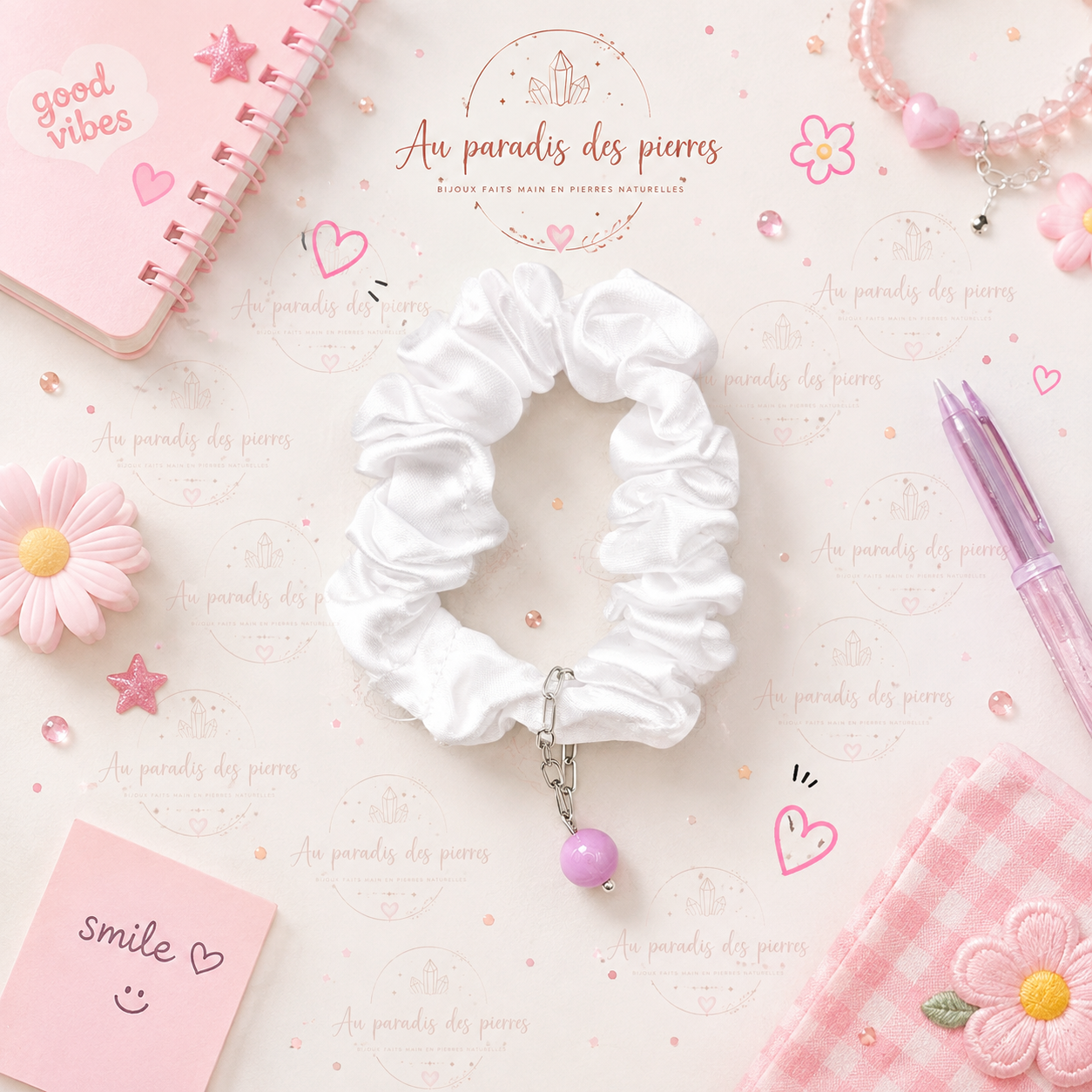 Chouchou blanc en satin avec perle lepidolite