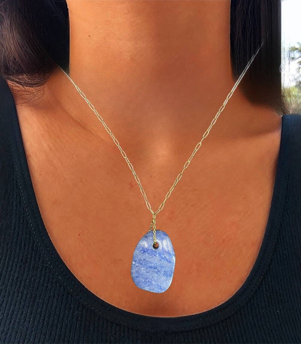Pendentif aventurine bleu et sa chaîne dorée