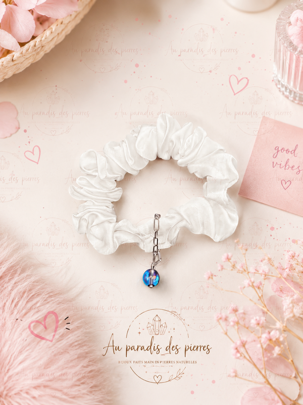 Chouchou blanc en satin avec perle aqua aura