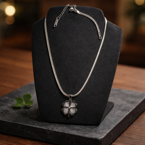 Pendentif trèfle à 4 feuilles chaîne serpent argenté
