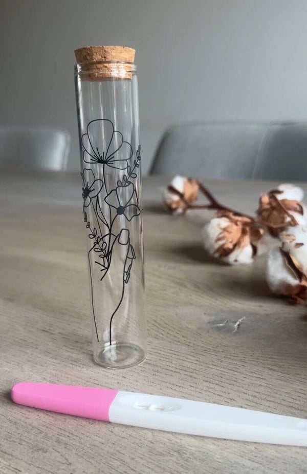 Glazen buisje voor zwangerschapstest - Bloemen