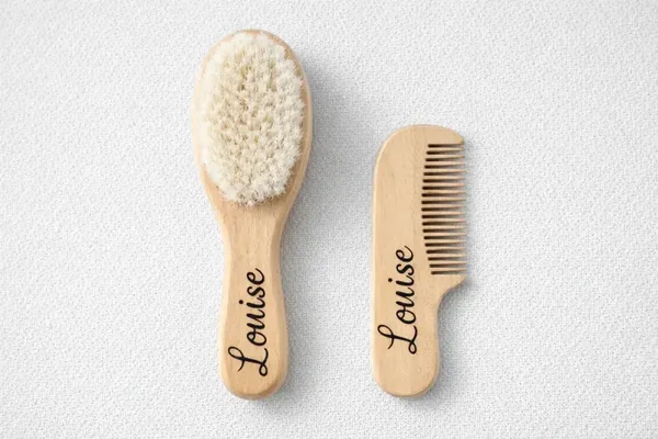 Brosse en bois personnalisée bébé ✨