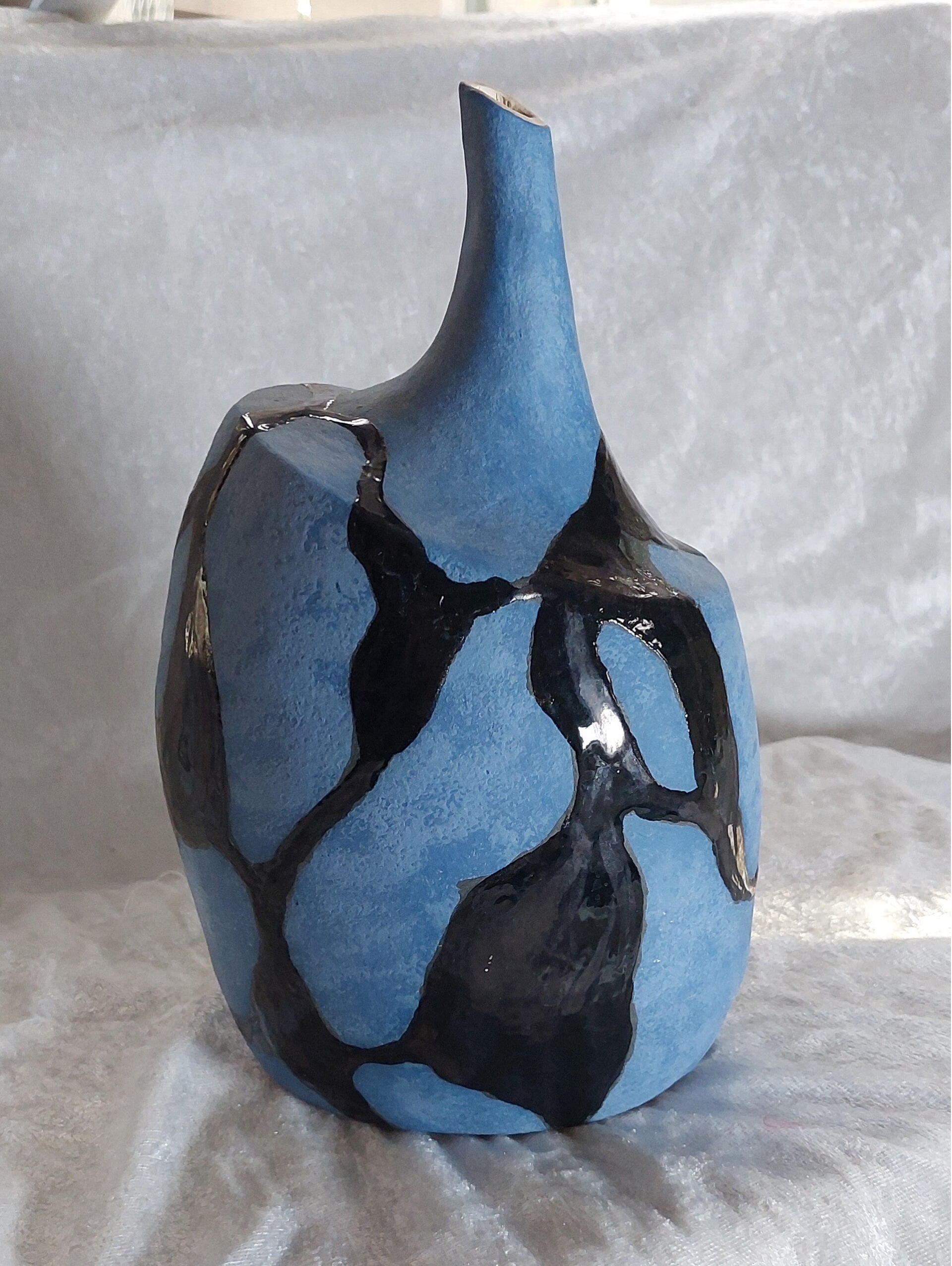 Blå og sort vase