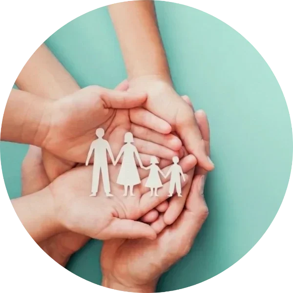 Manos unidas sosteniendo una pequeña familia de figuras, sesión grupal de Constelaciones Familiares