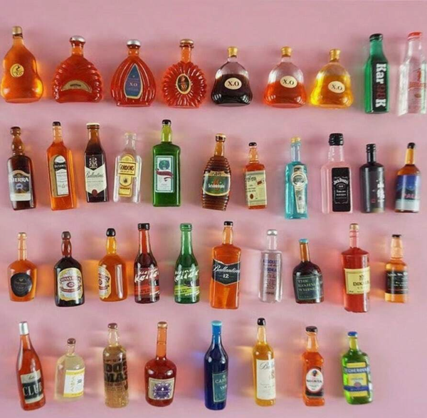 Lot de bouteilles d'alcool miniatures pour maison de poupée