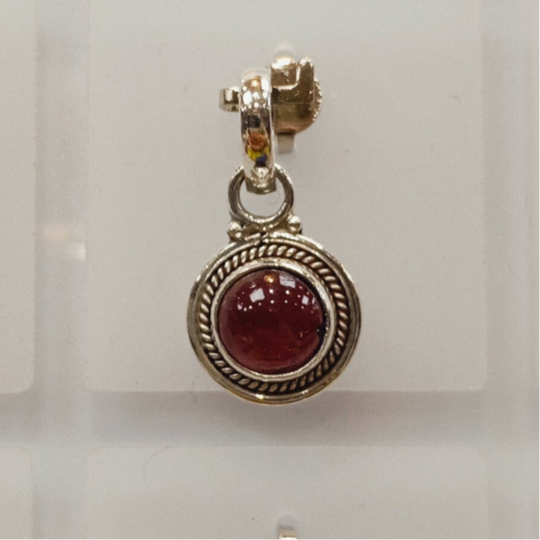 Pendentif argent 925 et grenat. Pierre naturelle, fait main en INDE