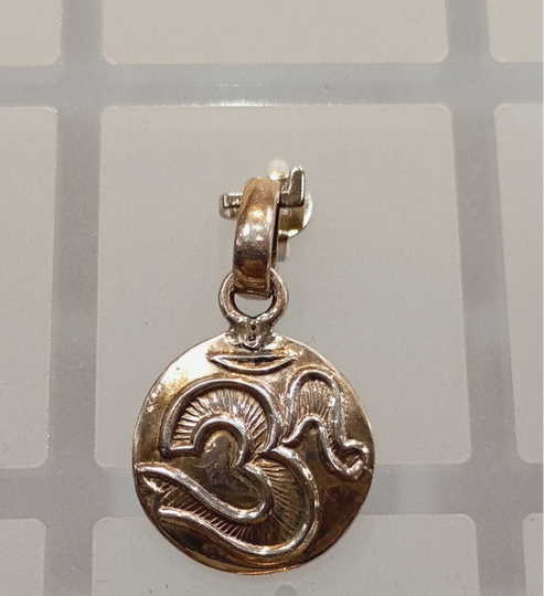 Pendentif OM  (AUM) en ARGENT 925 (poinçon)-Fait main-INDE-JAIPUR