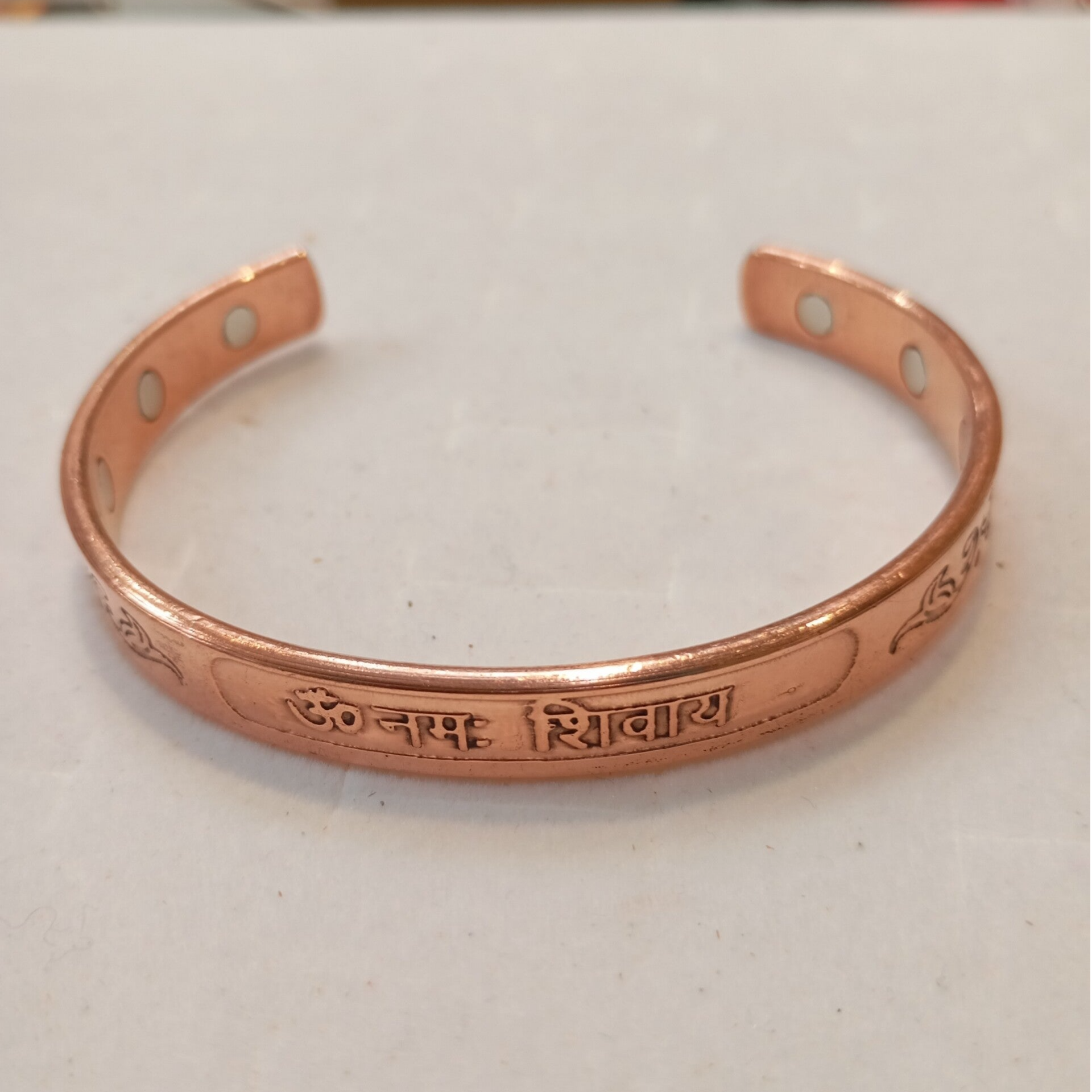 Bracelet tout en cuivre et 6 aimants ( Om namah shivaya)