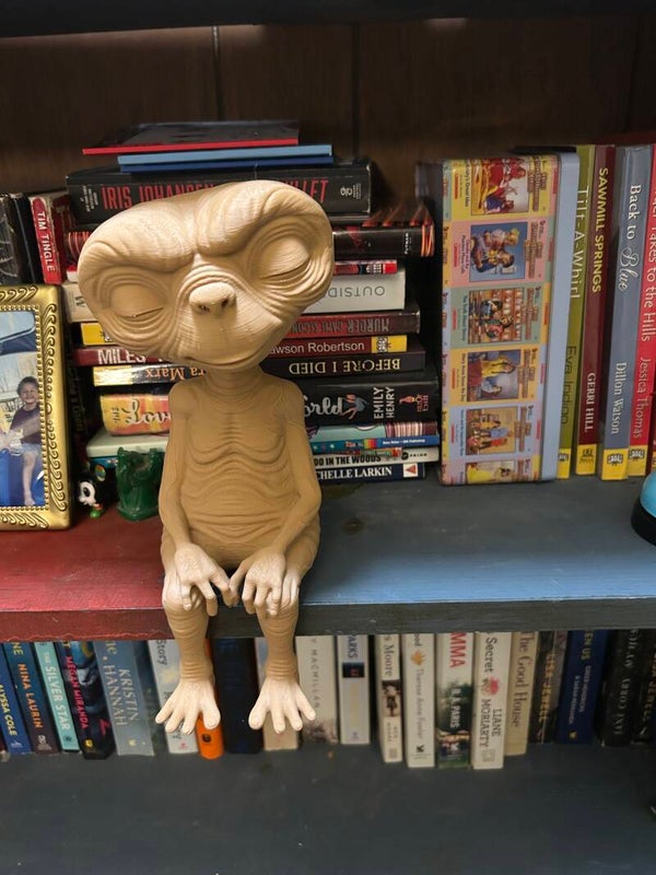 E.T. Book shelf buddy