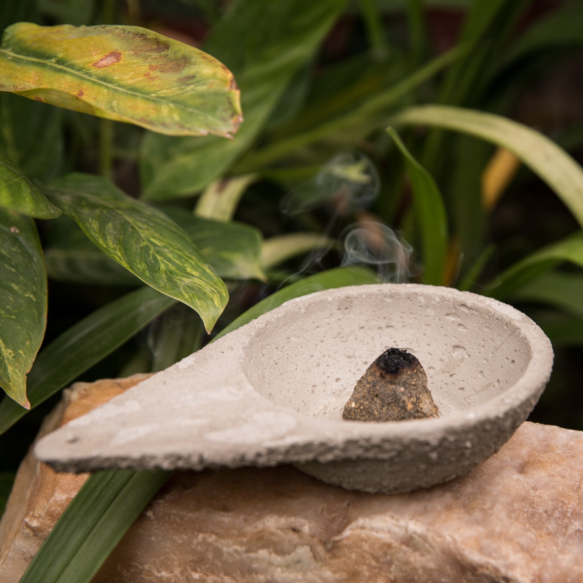 Grote wierookbrander van cement.